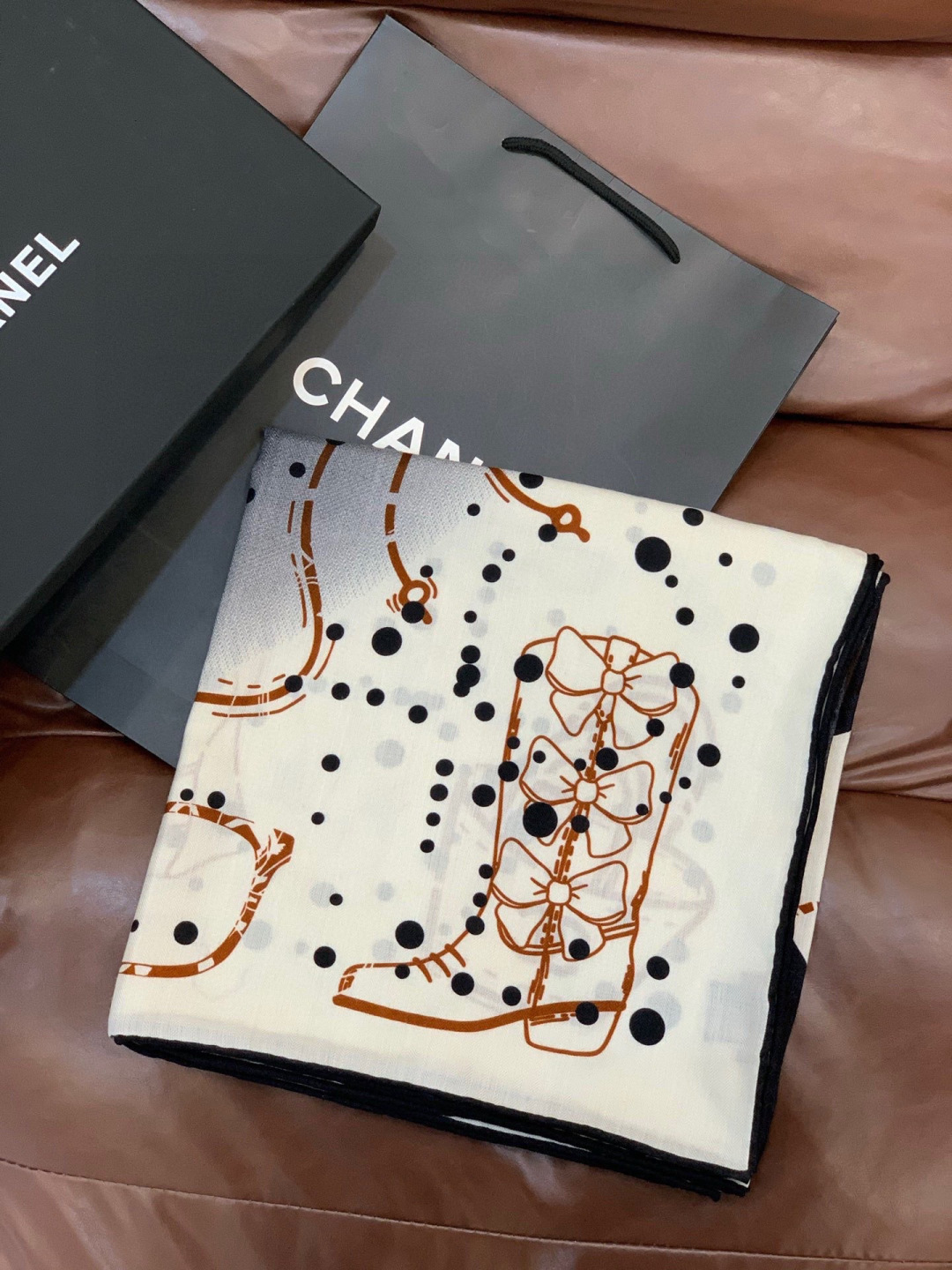 2025秋冬高级成衣系列～Chanel 【140双面同色丝绒披肩】此系列谱写一曲自由轻灵的赞歌本系列作品