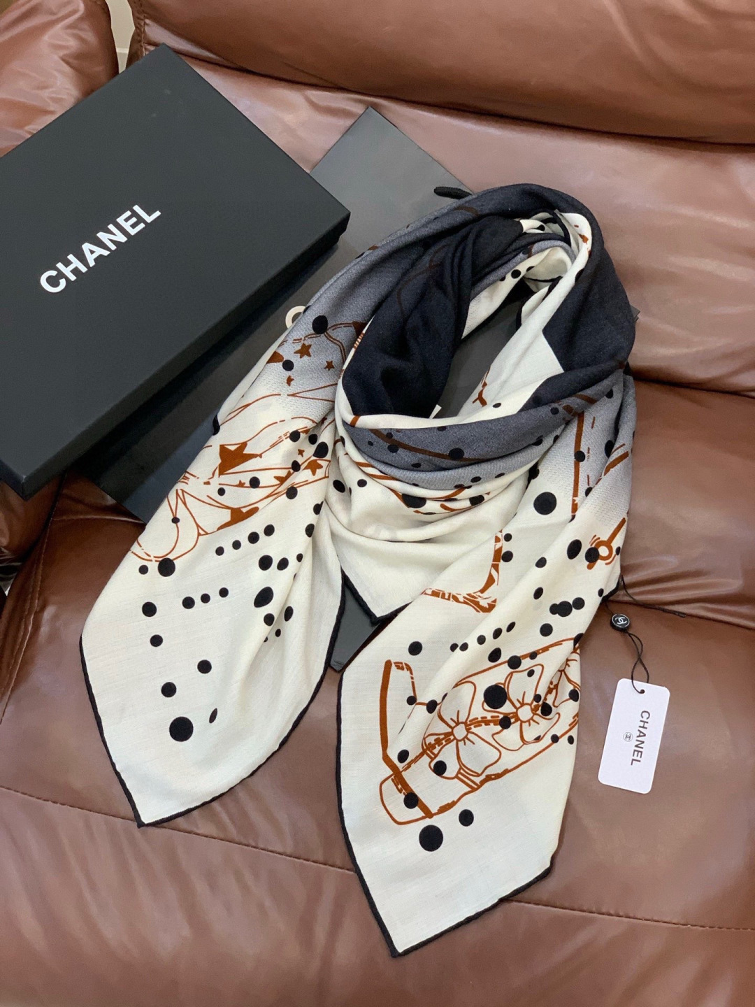 2025秋冬高级成衣系列～Chanel 【140双面同色丝绒披肩】此系列谱写一曲自由轻灵的赞歌本系列作品