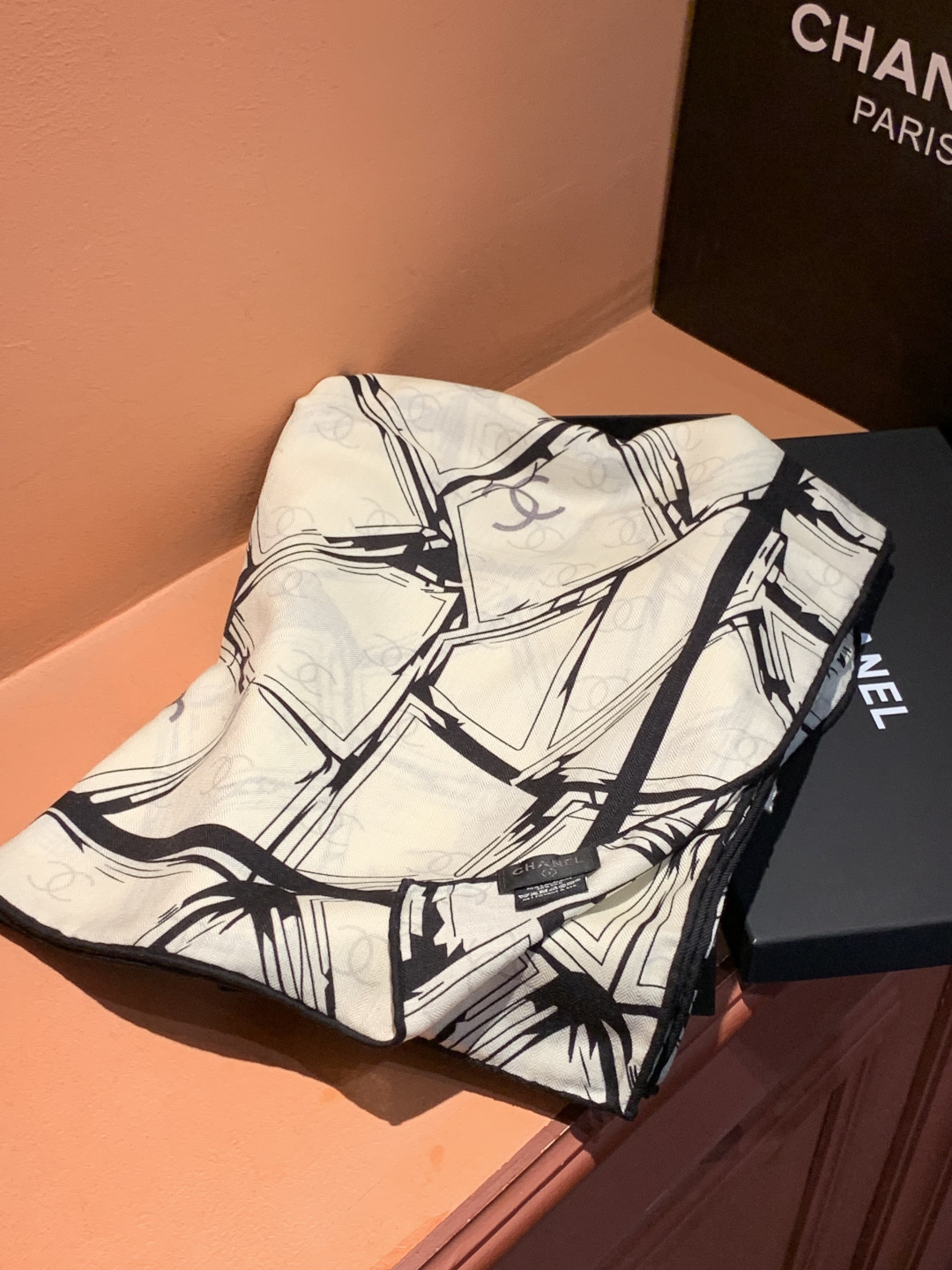 2025秋冬高级成衣系列～Chanel 【140双面同色丝绒披肩】此系列谱写一曲自由轻灵的赞歌本系列作品