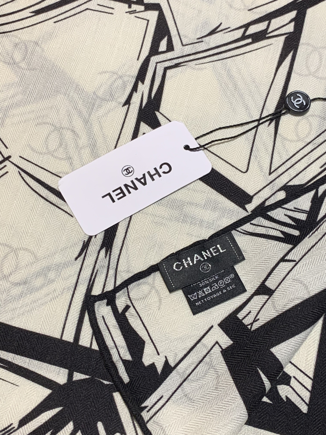 2025秋冬高级成衣系列～Chanel 【140双面同色丝绒披肩】此系列谱写一曲自由轻灵的赞歌本系列作品