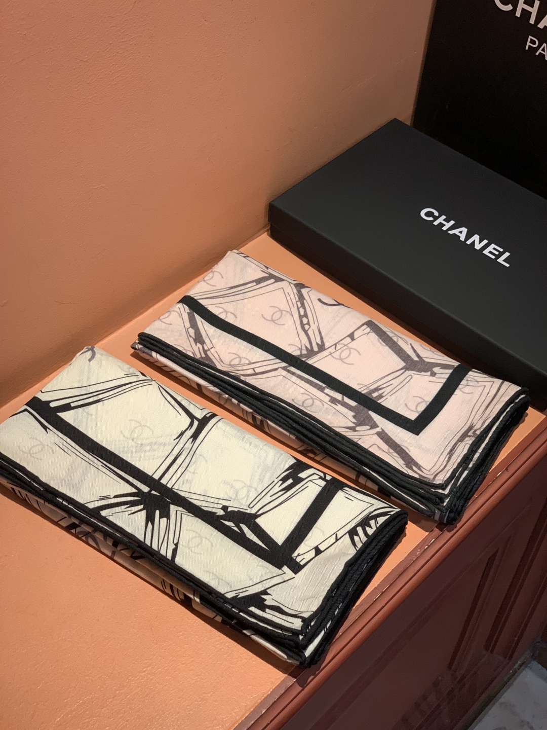 2025秋冬高级成衣系列～Chanel 【140双面同色丝绒披肩】此系列谱写一曲自由轻灵的赞歌本系列作品