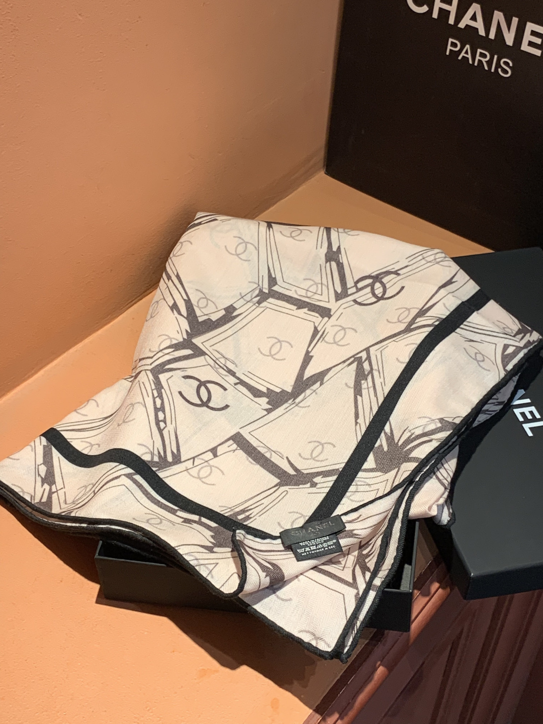 2025秋冬高级成衣系列～Chanel 【140双面同色丝绒披肩】此系列谱写一曲自由轻灵的赞歌本系列作品