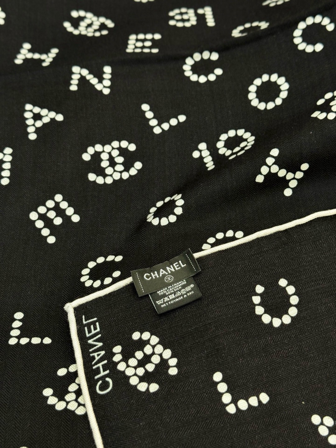 Chanel-丝绒双面方巾【140双面同色】出道即巅峰🐂火爆到一条难求🖤高级感十足的字母CC，和一切经典