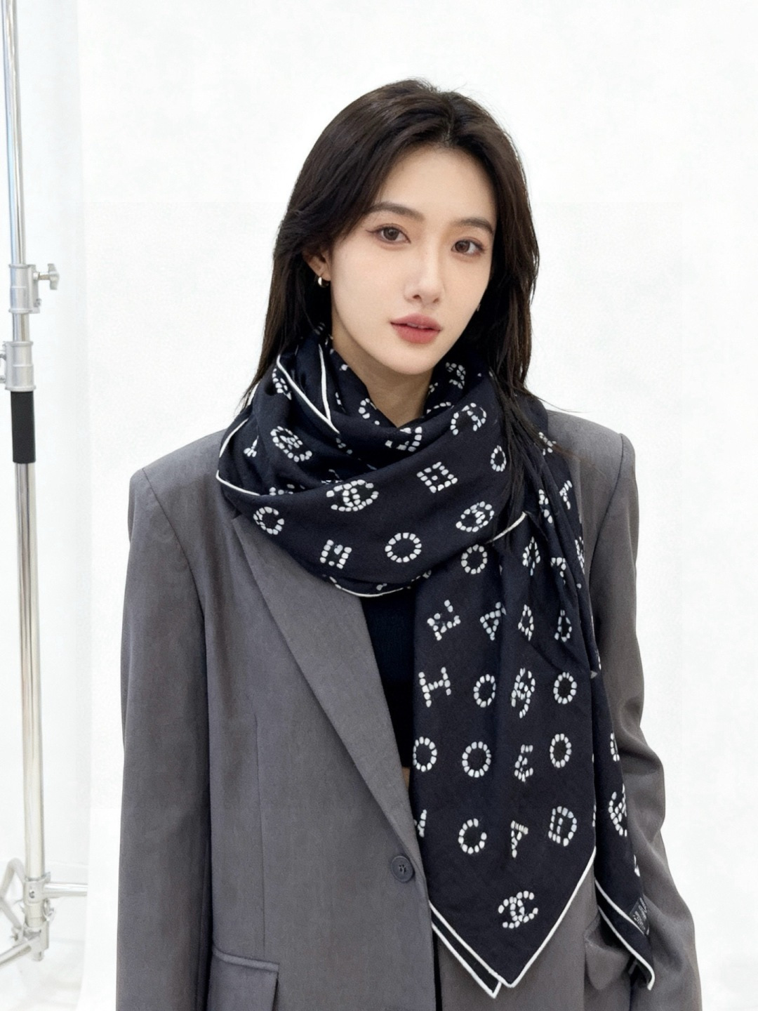 Chanel-丝绒双面方巾【140双面同色】出道即巅峰🐂火爆到一条难求🖤高级感十足的字母CC，和一切经典