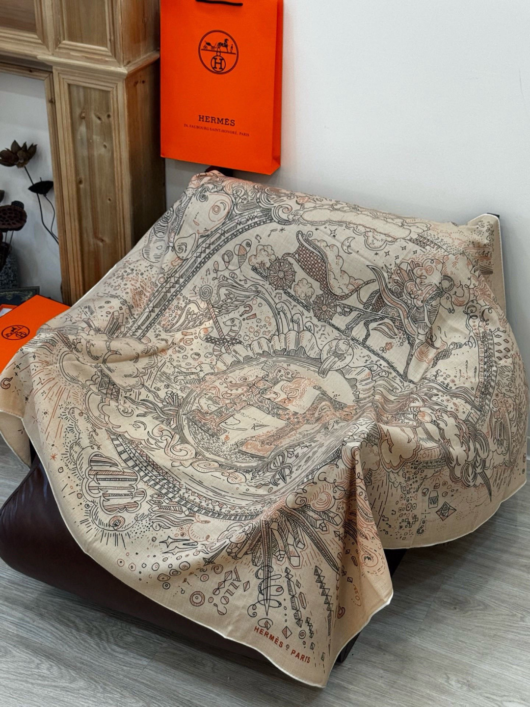 “正在接通中”140丝丝绒方巾【140顶级丝绒双面同色印花】手工卷边丝绒方巾（30%真丝70%羊绒）这款