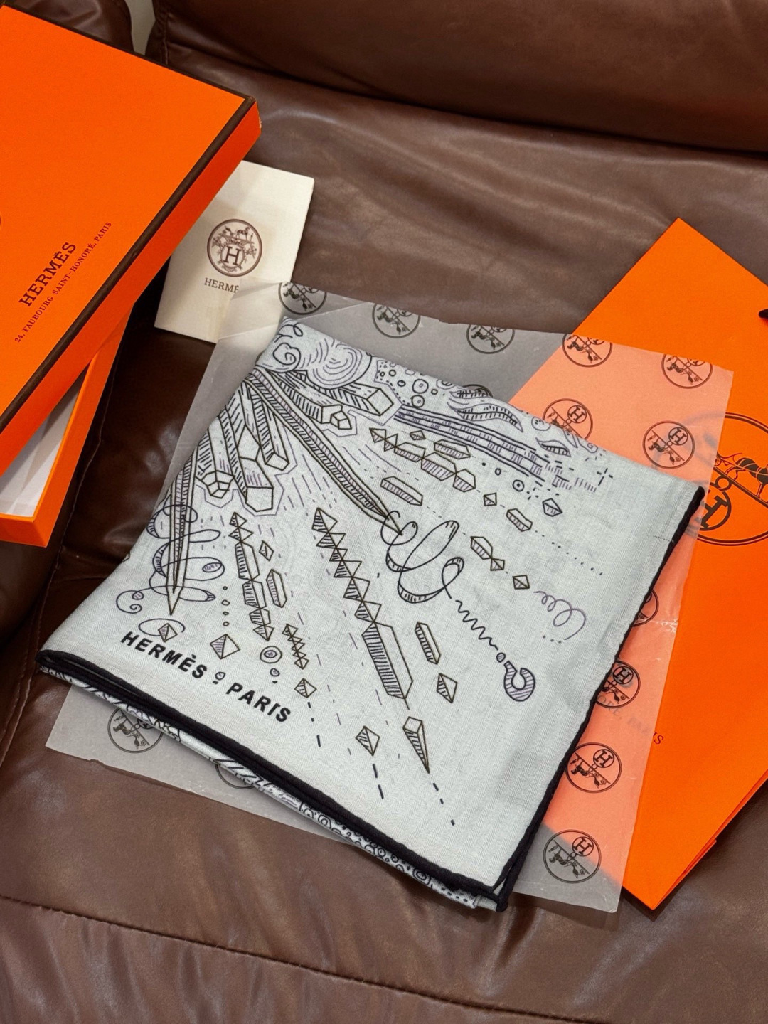 “正在接通中”140丝丝绒方巾【140顶级丝绒双面同色印花】手工卷边丝绒方巾（30%真丝70%羊绒）这款