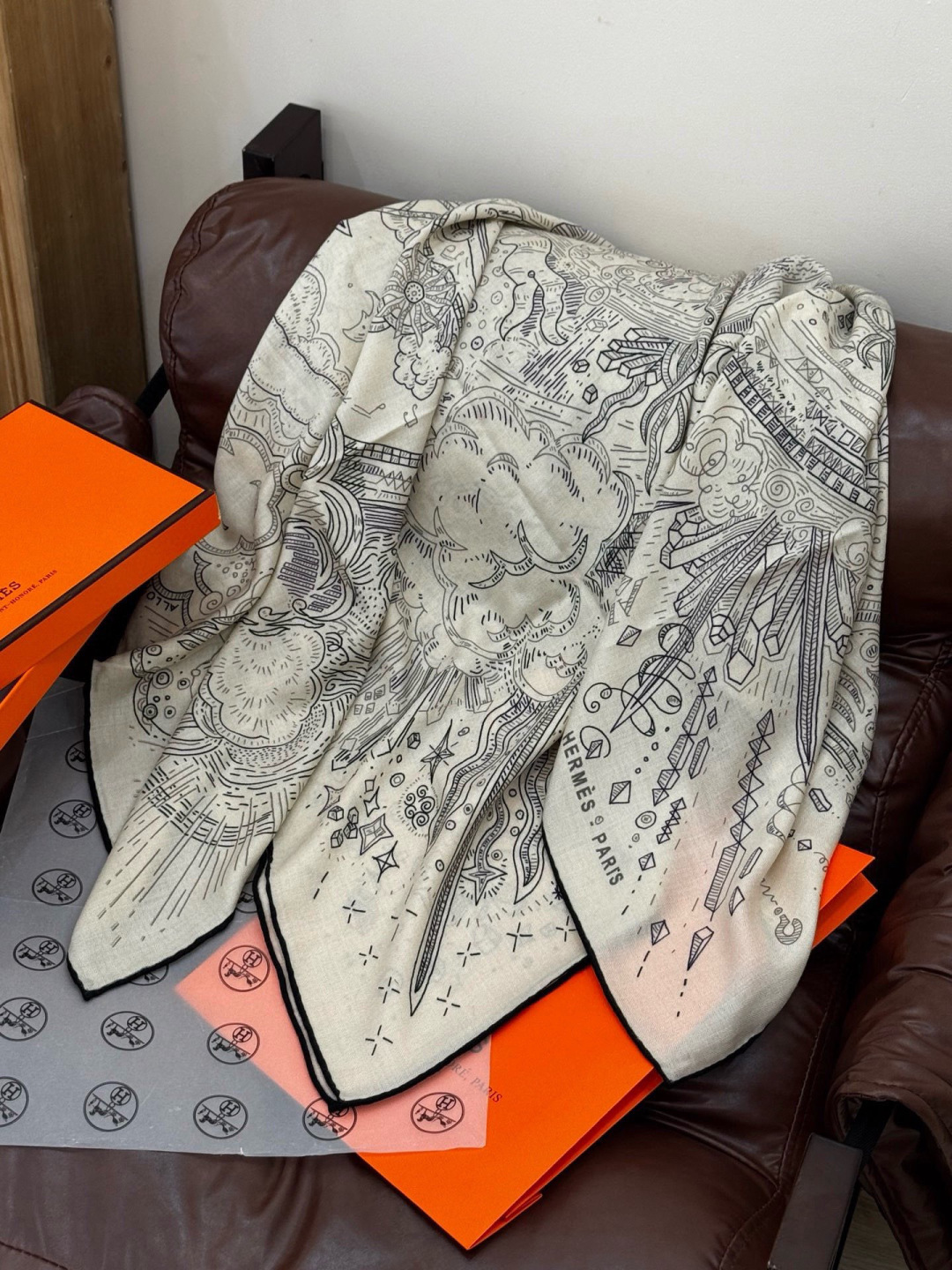 “正在接通中”140丝丝绒方巾【140顶级丝绒双面同色印花】手工卷边丝绒方巾（30%真丝70%羊绒）这款