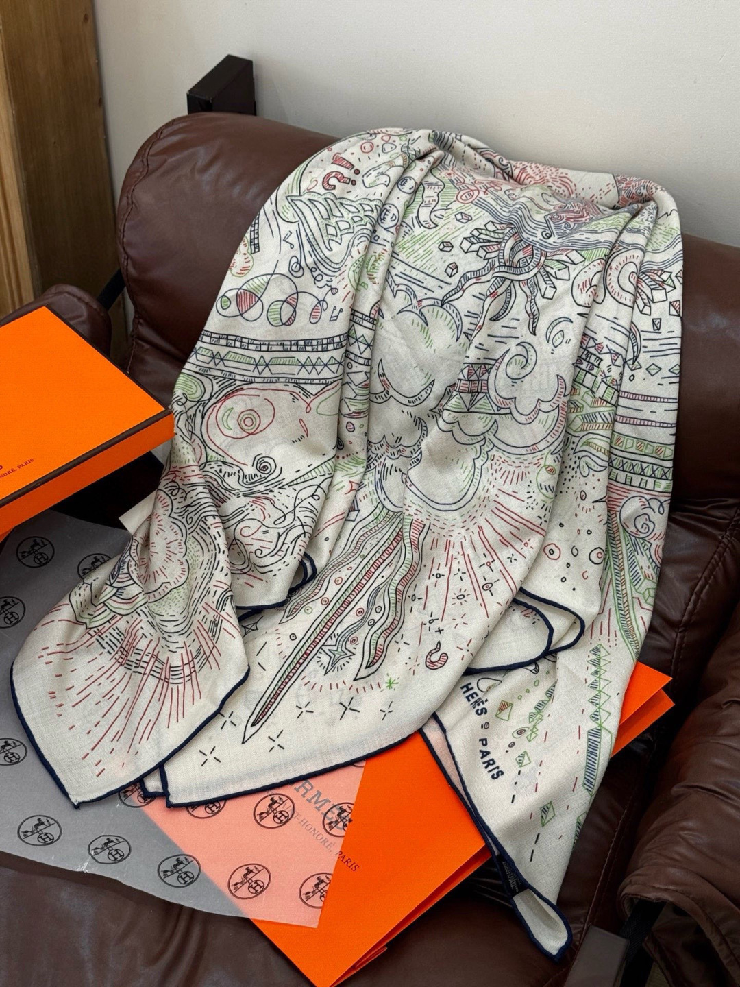 “正在接通中”140丝丝绒方巾【140顶级丝绒双面同色印花】手工卷边丝绒方巾（30%真丝70%羊绒）这款