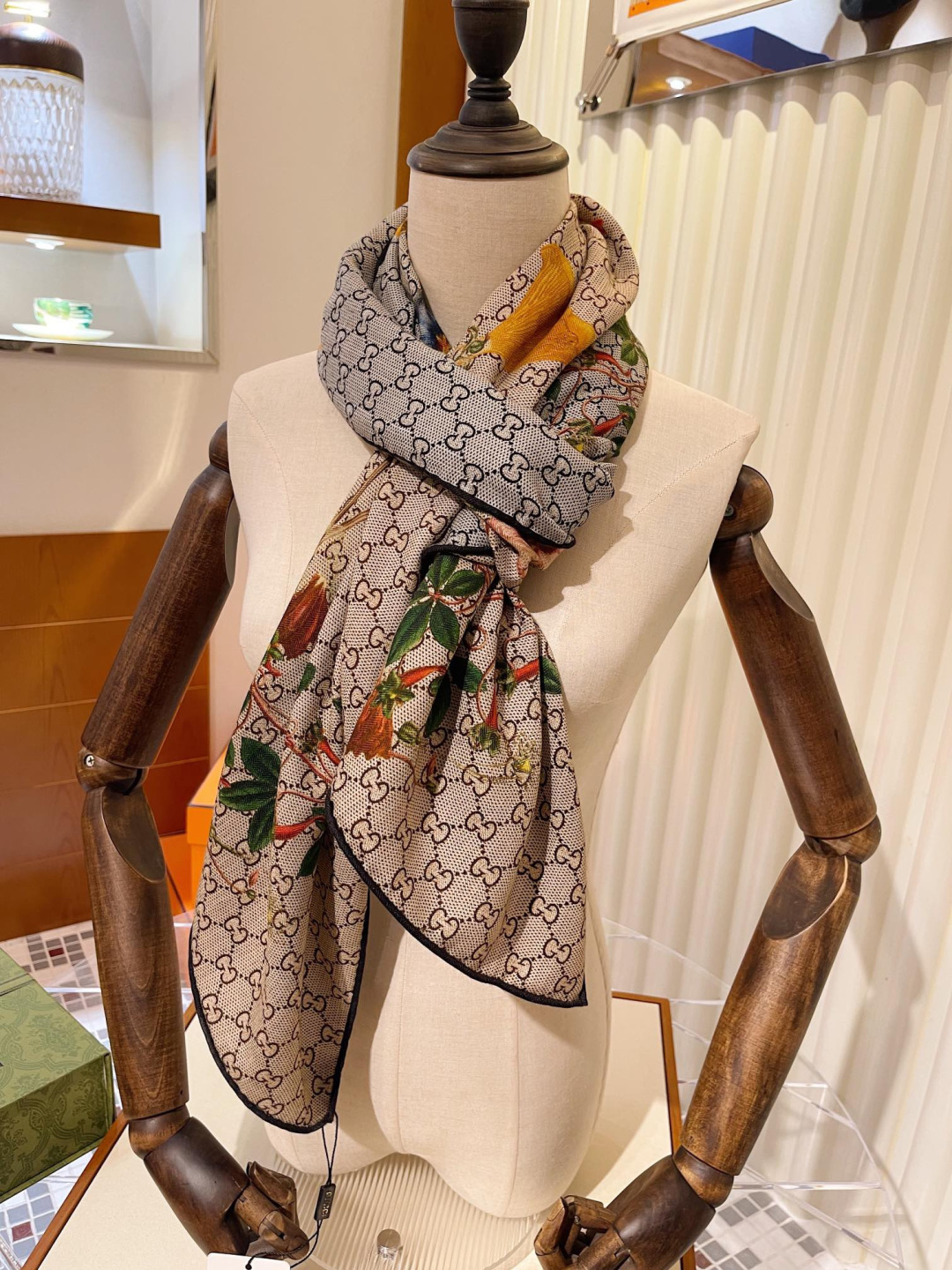 【▪️Gucci双面双色花卉羊绒围巾~超级抬气色！高级女人味！】羊绒围巾也能这么美！！！Gucci这款双