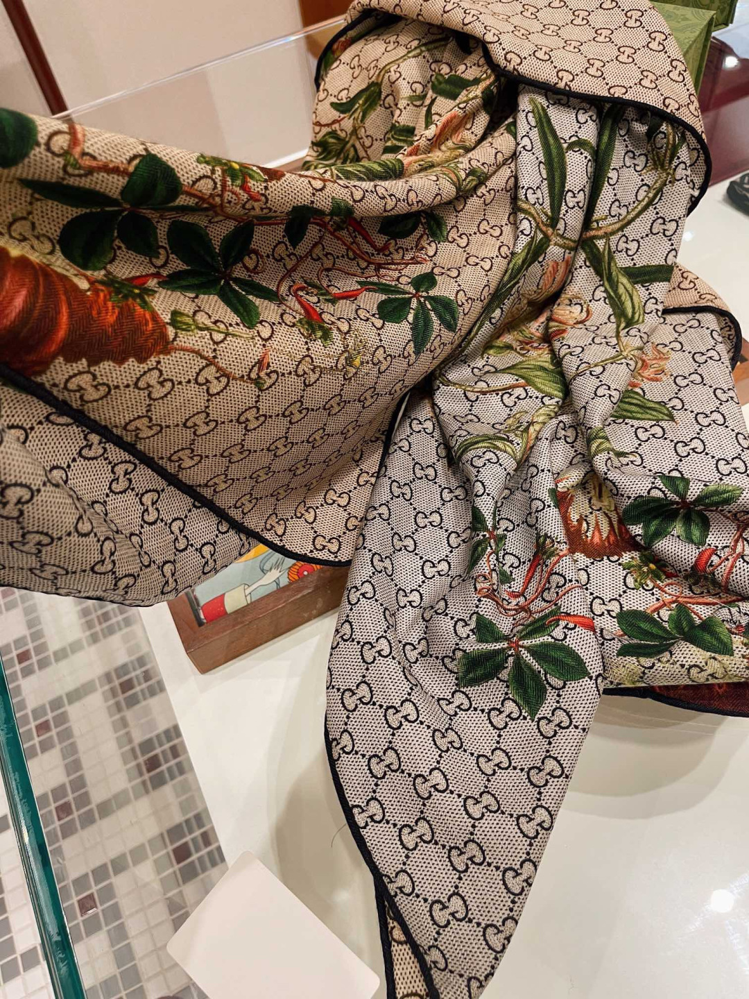 【▪️Gucci双面双色花卉羊绒围巾~超级抬气色！高级女人味！】羊绒围巾也能这么美！！！Gucci这款双