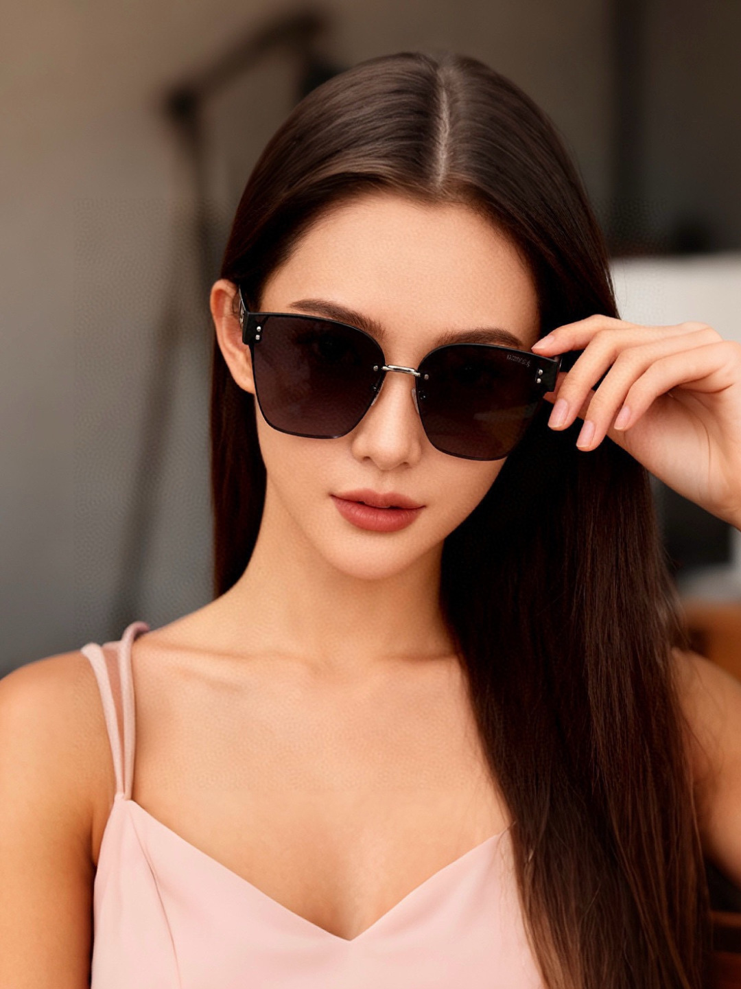 爱马仕 经典的方框设计，不挑脸型，无论搭配大衣还是连衣裙都非常显气质镜片预防紫外线 型号：H1100