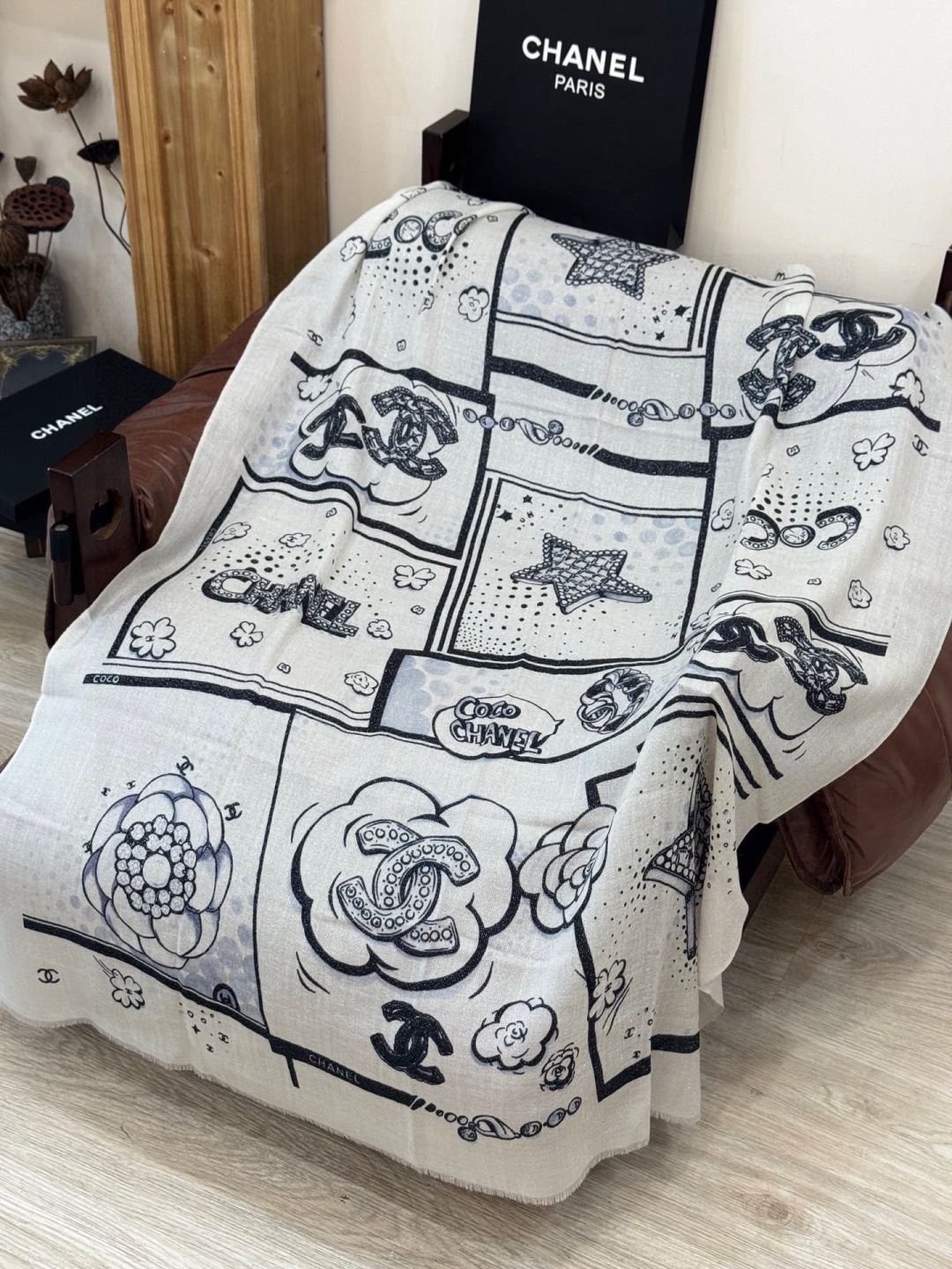 会发光发亮的围巾💟香奶奶专柜上新客供羊绒长巾👑👑 卖的超爆的，亮晶晶✨的银丝上身才会知道她的美，洋气、大