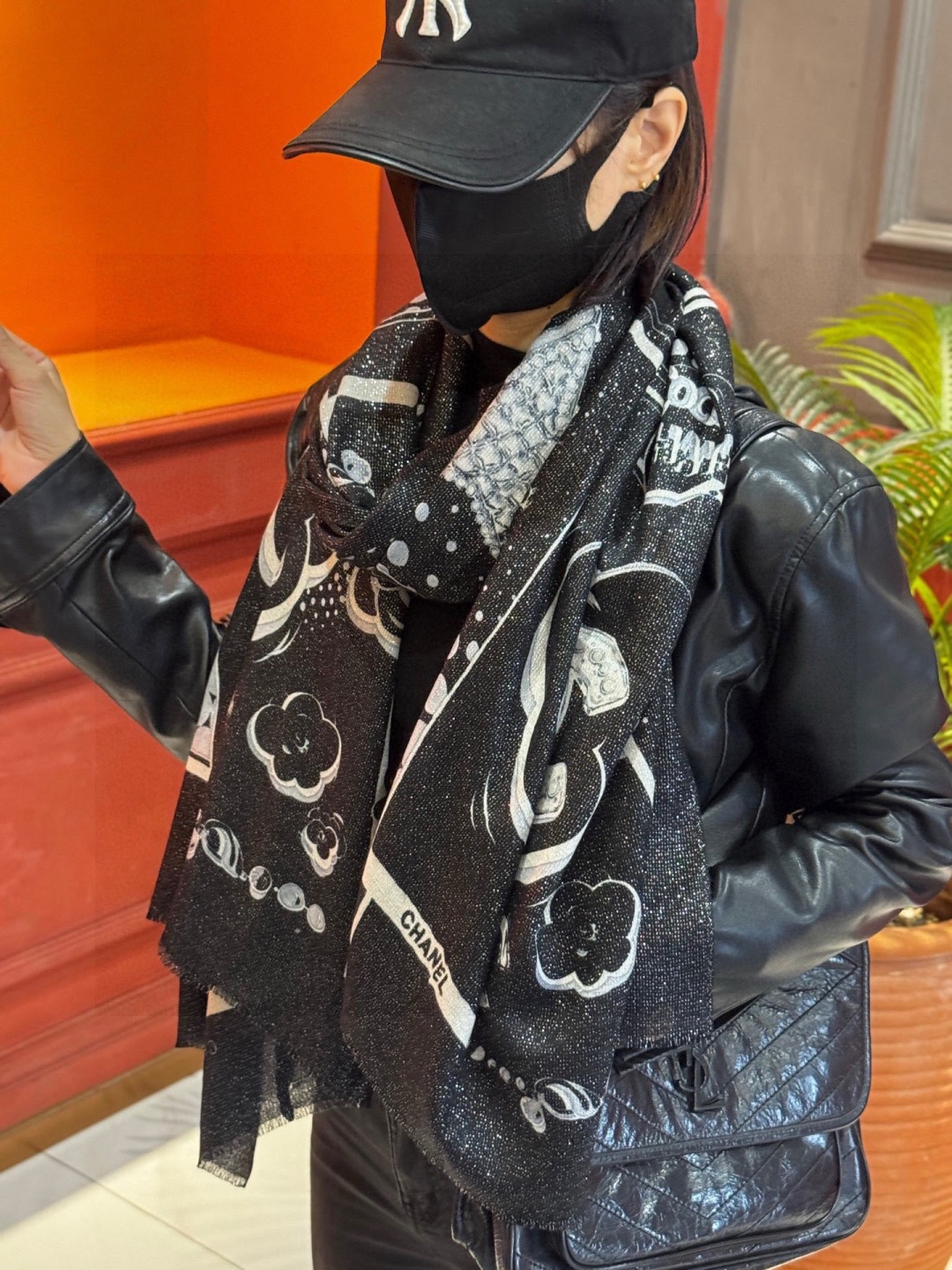 会发光发亮的围巾💟香奶奶专柜上新客供羊绒长巾👑👑 卖的超爆的，亮晶晶✨的银丝上身才会知道她的美，洋气、大