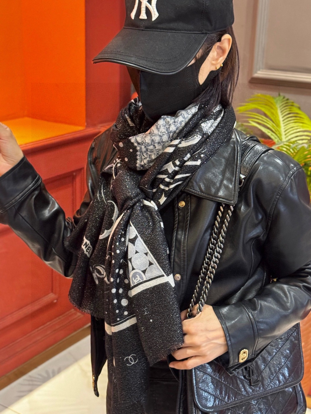 会发光发亮的围巾💟香奶奶专柜上新客供羊绒长巾👑👑 卖的超爆的，亮晶晶✨的银丝上身才会知道她的美，洋气、大