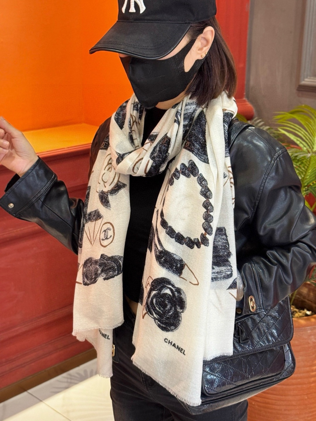 会发光发亮的围巾 💄💋新款客供银线💖羊绒面料长巾 😘美翻了[流泪]【小香徽标银线长巾】御用殿堂级极‼️新