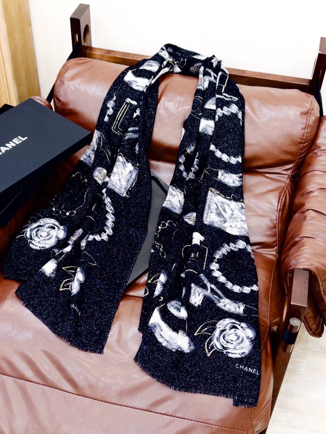 会发光发亮的围巾 💄💋新款客供银线💖羊绒面料长巾 😘美翻了[流泪]【小香徽标银线长巾】御用殿堂级极‼️新