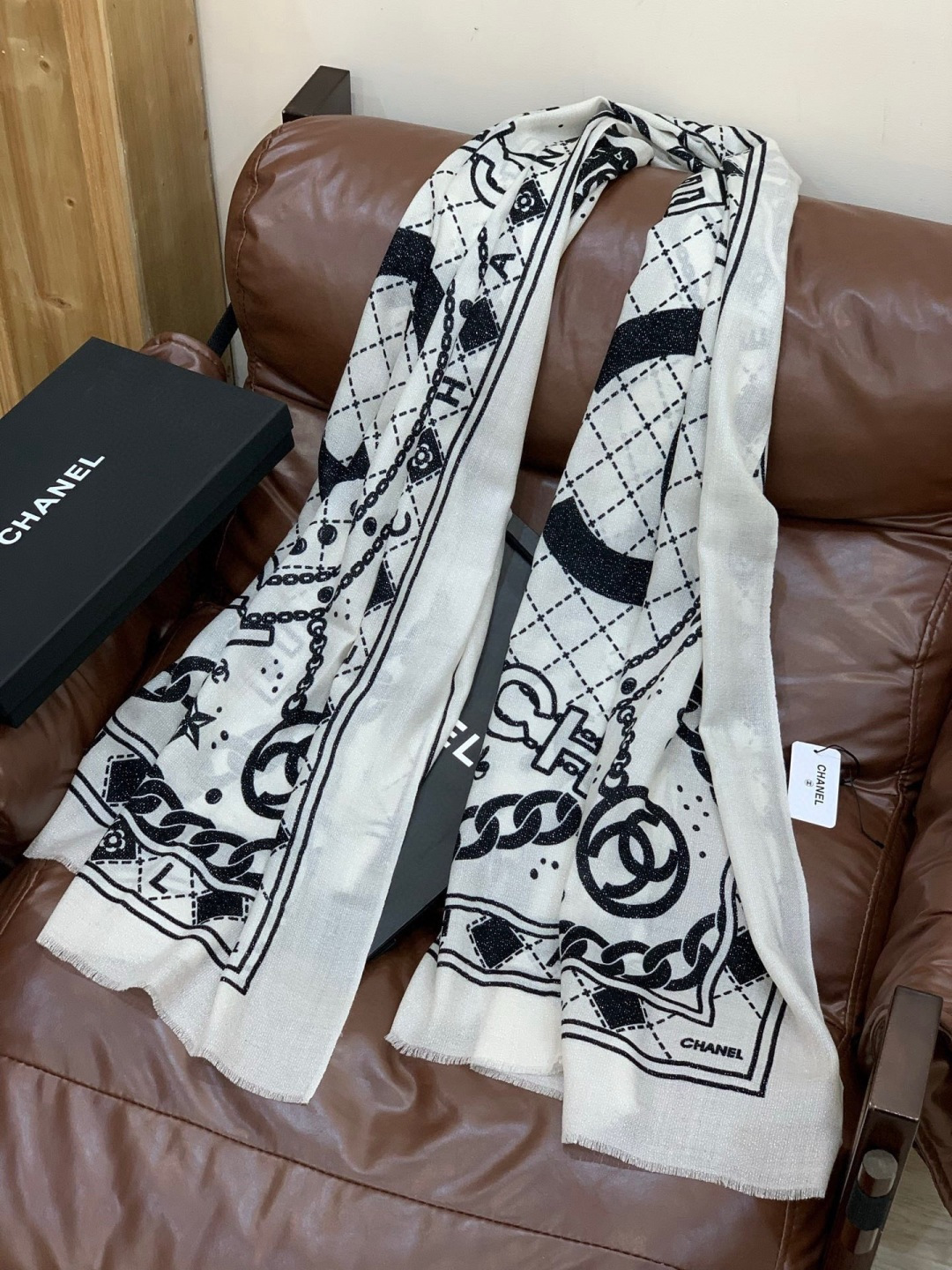 上新🌟 会发光发亮的围巾 💄💋新款客供银线💖羊绒面料长巾 😘美翻了[流泪]【银线双C图案】御用殿堂级极‼