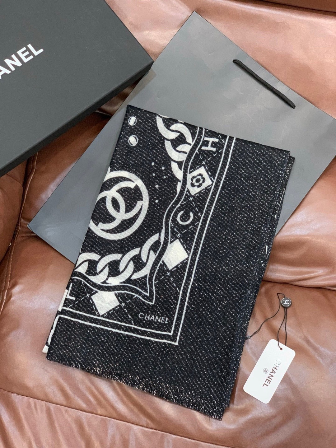 上新🌟 会发光发亮的围巾 💄💋新款客供银线💖羊绒面料长巾 😘美翻了[流泪]【银线双C图案】御用殿堂级极‼