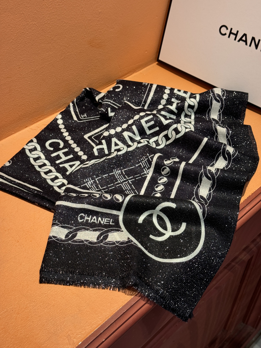 上新🌟 会发光发亮的围巾 💄💋新款客供银线💖羊绒面料长巾 😘美翻了[流泪]【小香银线图标】，御用殿堂级极