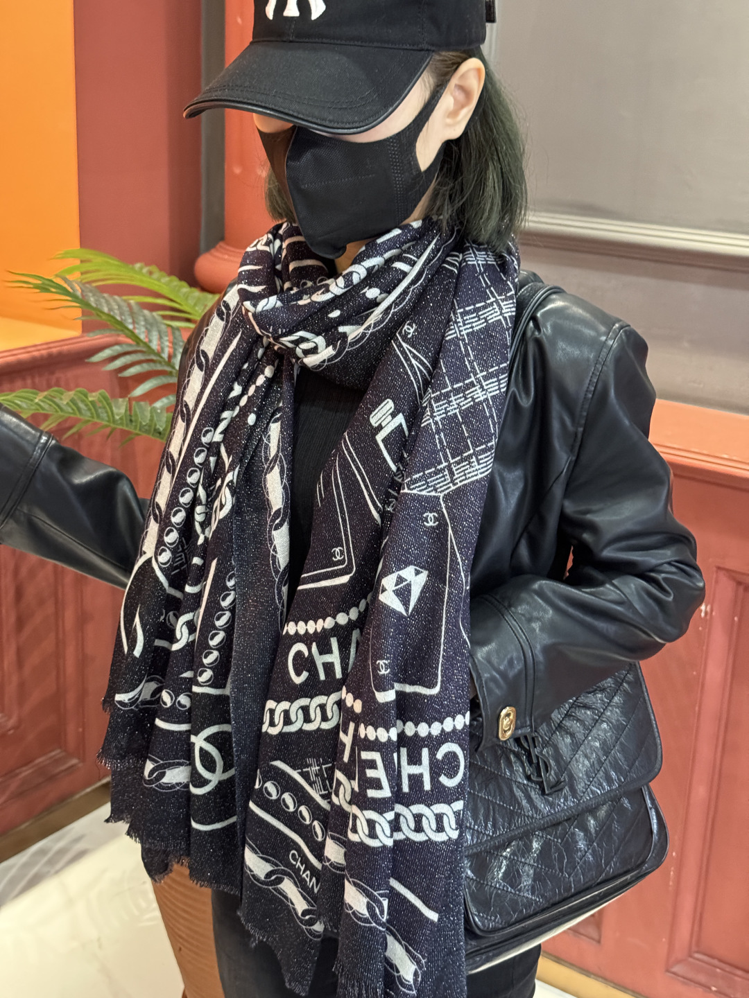 上新🌟 会发光发亮的围巾 💄💋新款客供银线💖羊绒面料长巾 😘美翻了[流泪]【小香银线图标】，御用殿堂级极