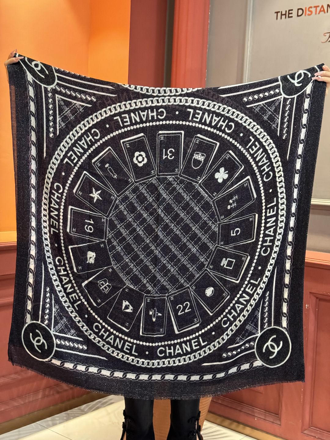 上新🌟 会发光发亮的围巾 💄💋新款客供银线💖羊绒面料长巾 😘美翻了[流泪]【小香银线图标】，御用殿堂级极