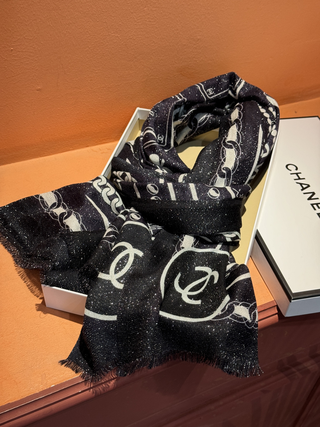 上新🌟 会发光发亮的围巾 💄💋新款客供银线💖羊绒面料长巾 😘美翻了[流泪]【小香银线图标】，御用殿堂级极