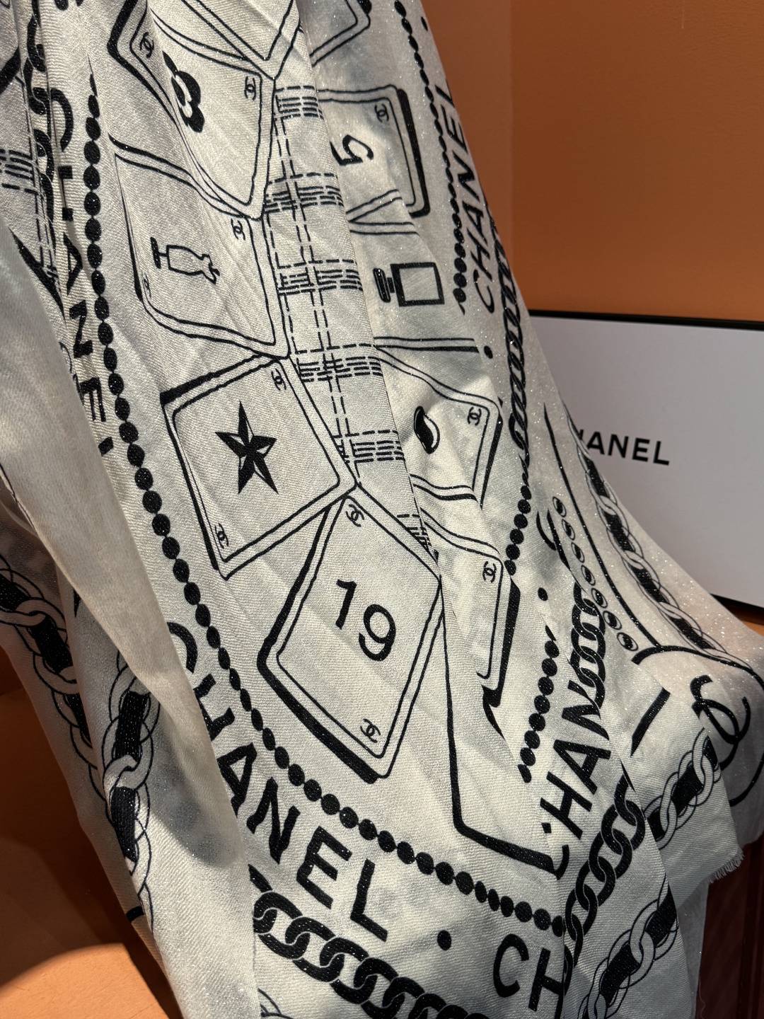 上新🌟 会发光发亮的围巾 💄💋新款客供银线💖羊绒面料长巾 😘美翻了[流泪]【小香银线图标】，御用殿堂级极