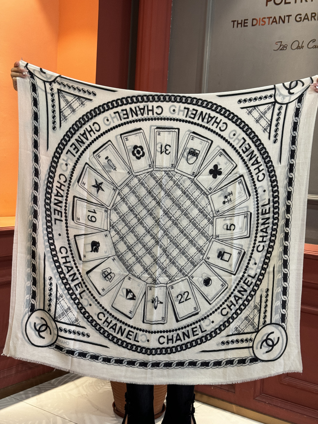 上新🌟 会发光发亮的围巾 💄💋新款客供银线💖羊绒面料长巾 😘美翻了[流泪]【小香银线图标】，御用殿堂级极