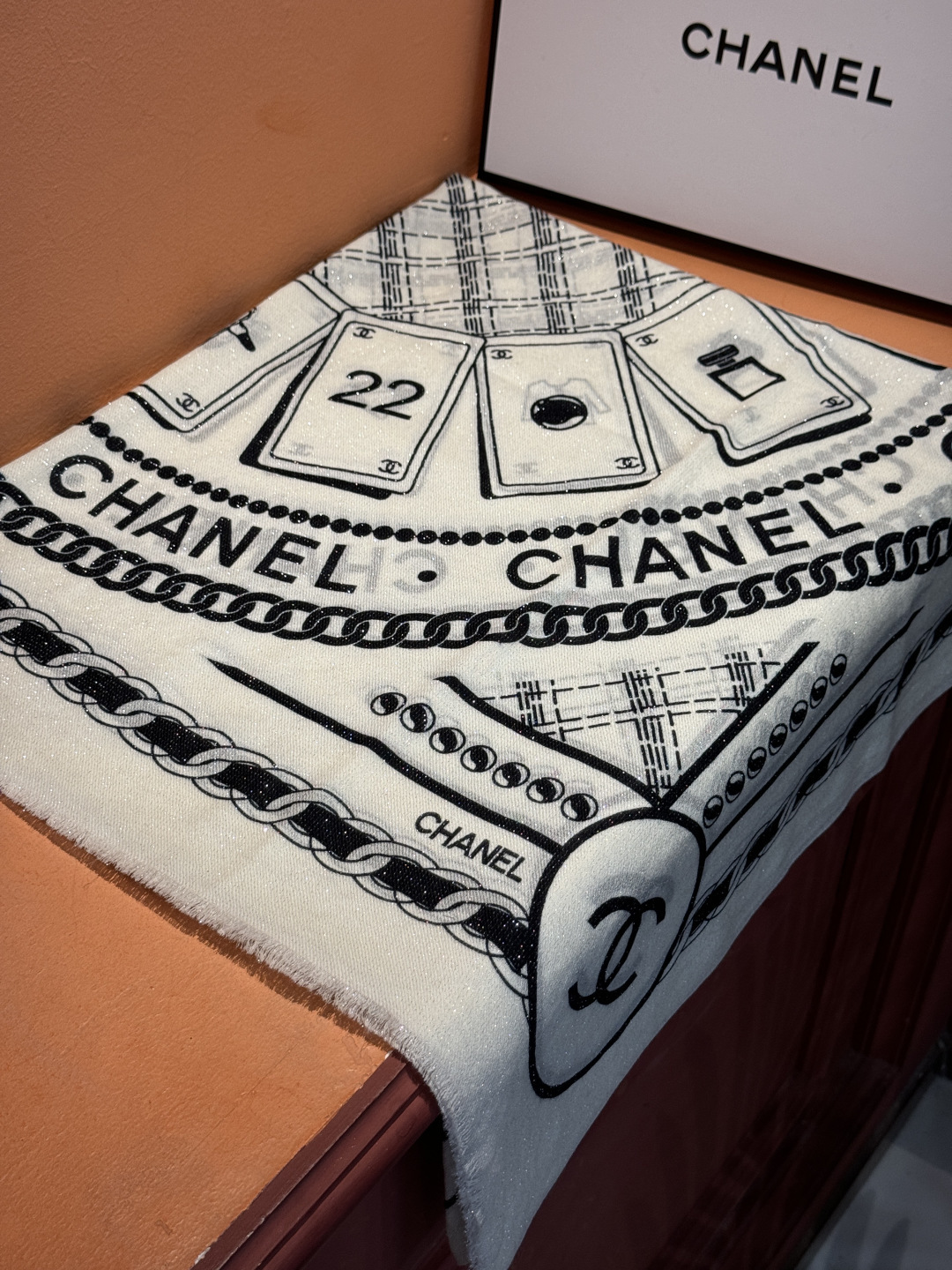 上新🌟 会发光发亮的围巾 💄💋新款客供银线💖羊绒面料长巾 😘美翻了[流泪]【小香银线图标】，御用殿堂级极