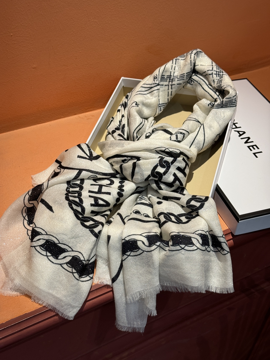 上新🌟 会发光发亮的围巾 💄💋新款客供银线💖羊绒面料长巾 😘美翻了[流泪]【小香银线图标】，御用殿堂级极