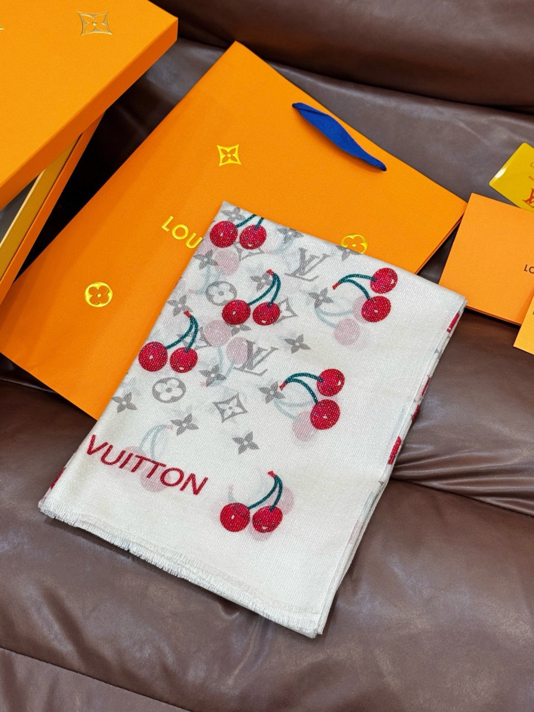 上新 会发光发亮的围巾💕 。新款樱桃LV羊绒方巾 LV x TM Monogram Cerise 出自路