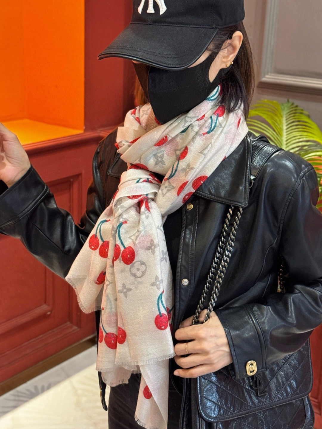 上新 会发光发亮的围巾💕 。新款樱桃LV羊绒方巾 LV x TM Monogram Cerise 出自路