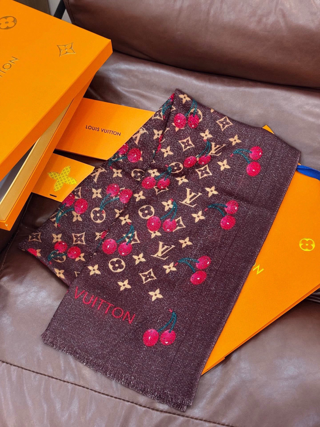 上新 会发光发亮的围巾💕 。新款樱桃LV羊绒方巾 LV x TM Monogram Cerise 出自路