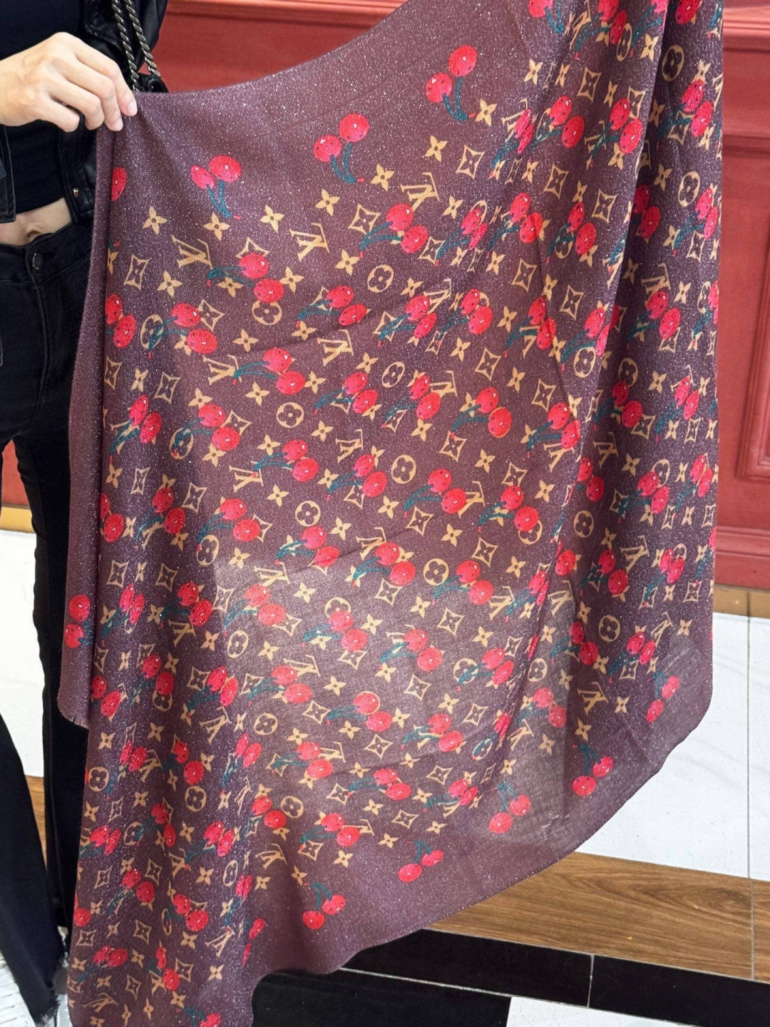 上新 会发光发亮的围巾💕 。新款樱桃LV羊绒方巾 LV x TM Monogram Cerise 出自路