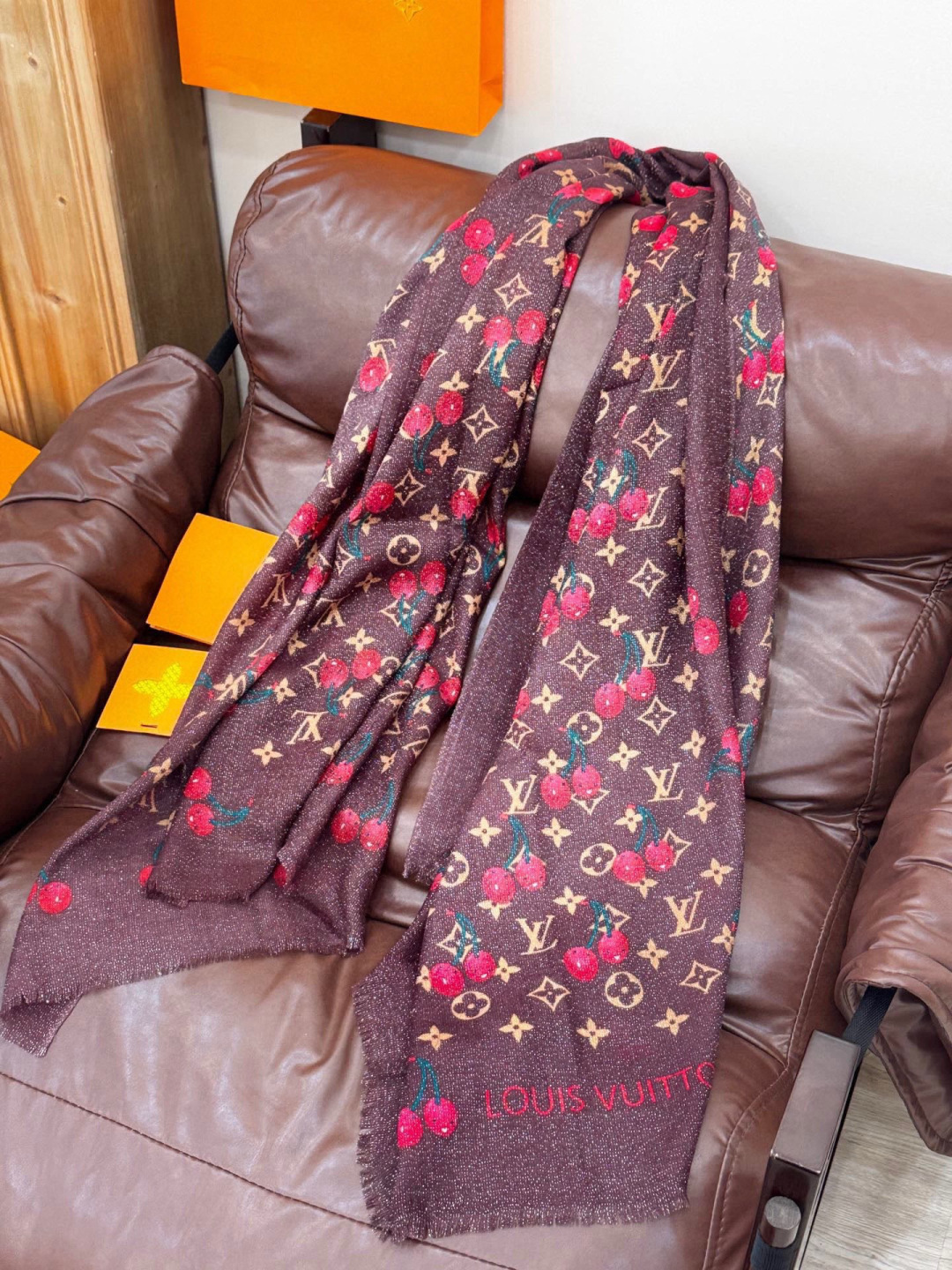 上新 会发光发亮的围巾💕 。新款樱桃LV羊绒方巾 LV x TM Monogram Cerise 出自路