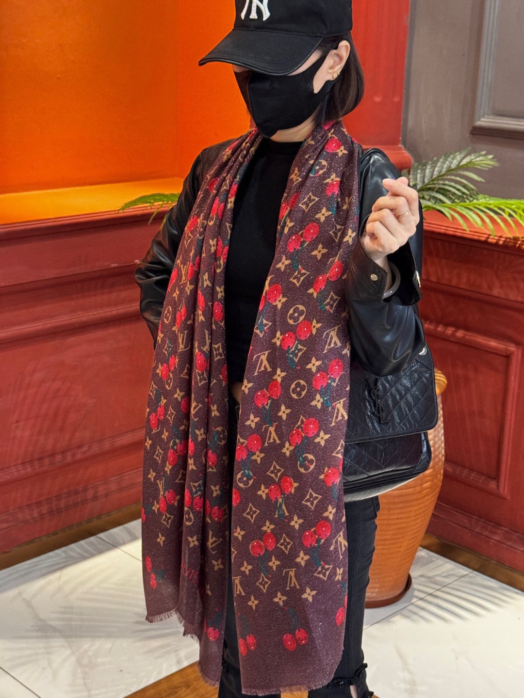 上新 会发光发亮的围巾💕 。新款樱桃LV羊绒方巾 LV x TM Monogram Cerise 出自路