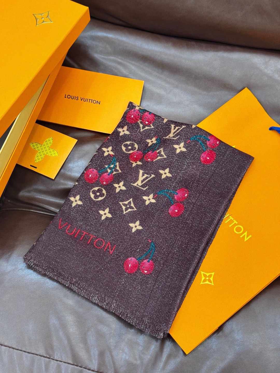 上新 会发光发亮的围巾💕 。新款樱桃LV羊绒方巾 LV x TM Monogram Cerise 出自路