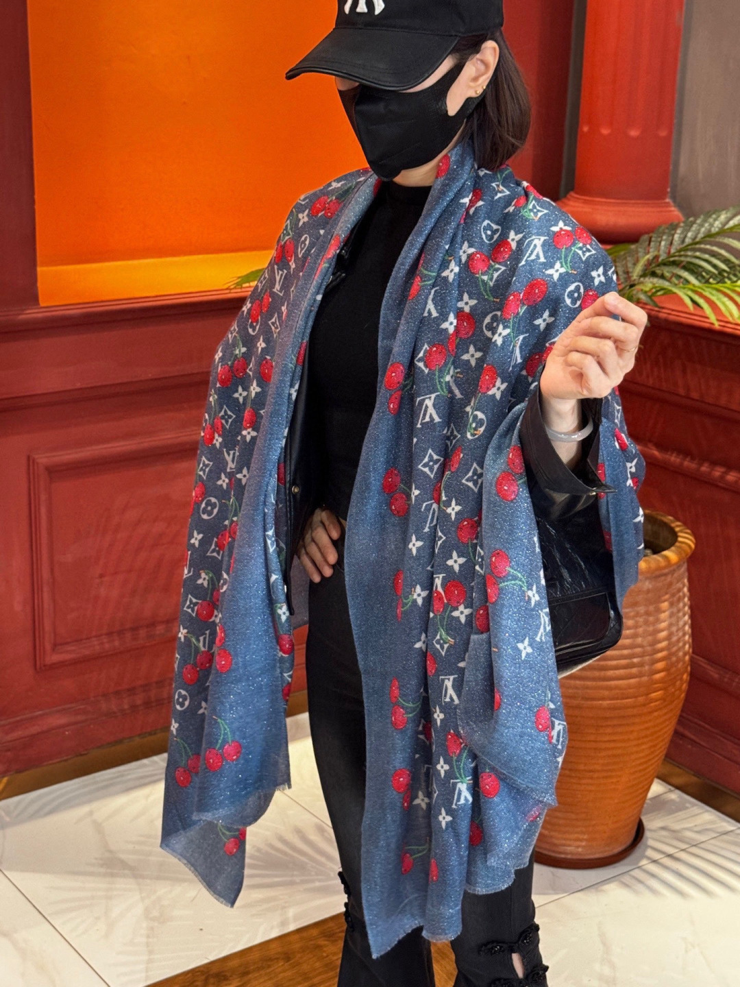 上新 会发光发亮的围巾💕 。新款樱桃LV羊绒方巾 LV x TM Monogram Cerise 出自路