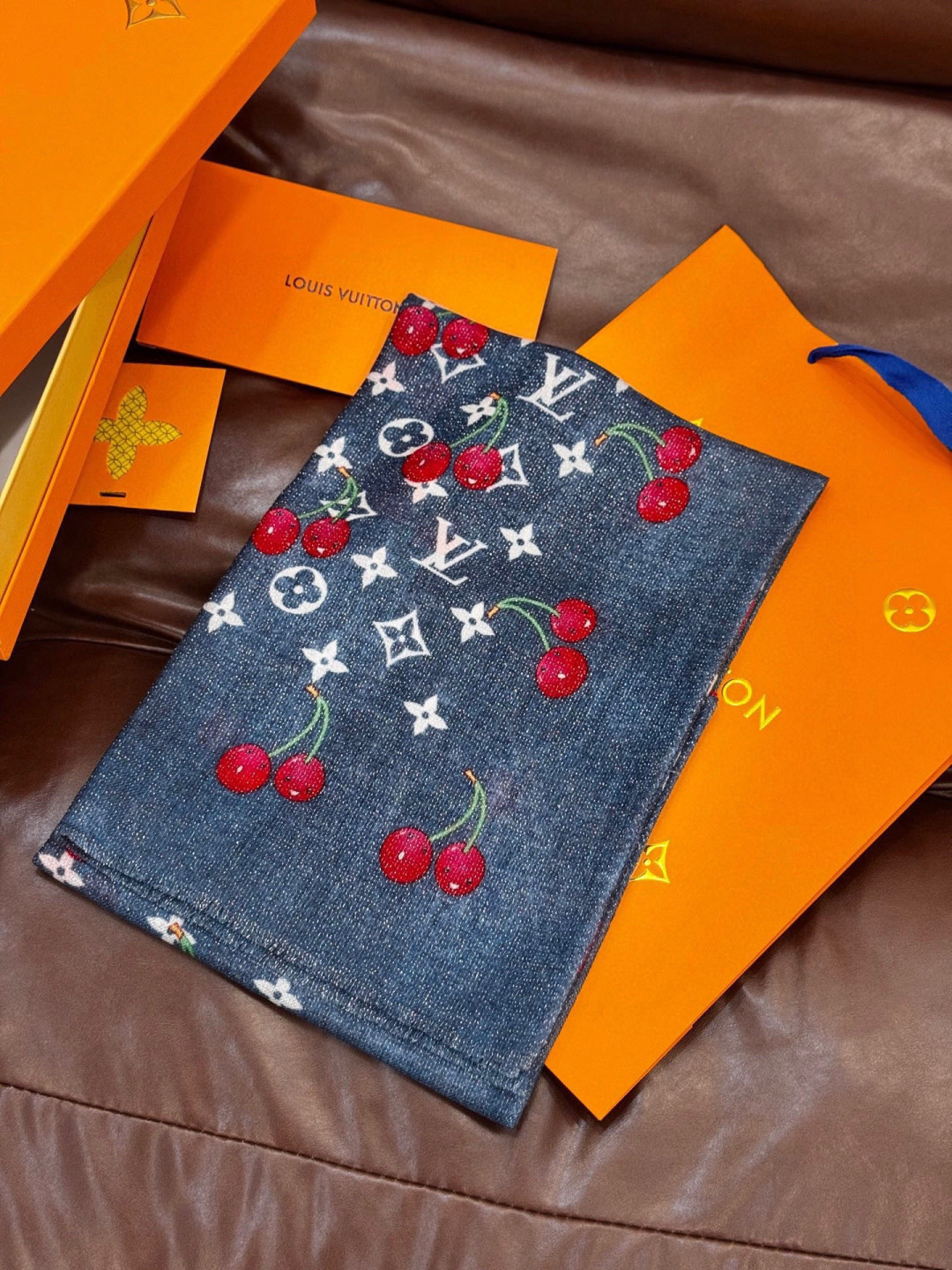 上新 会发光发亮的围巾💕 。新款樱桃LV羊绒方巾 LV x TM Monogram Cerise 出自路