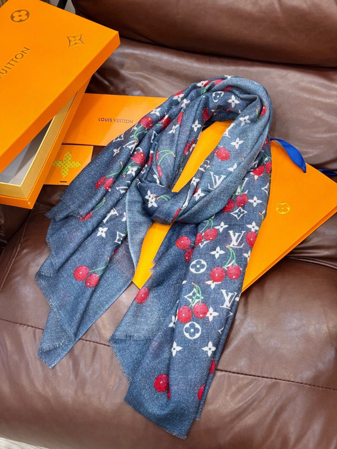 上新 会发光发亮的围巾💕 。新款樱桃LV羊绒方巾 LV x TM Monogram Cerise 出自路