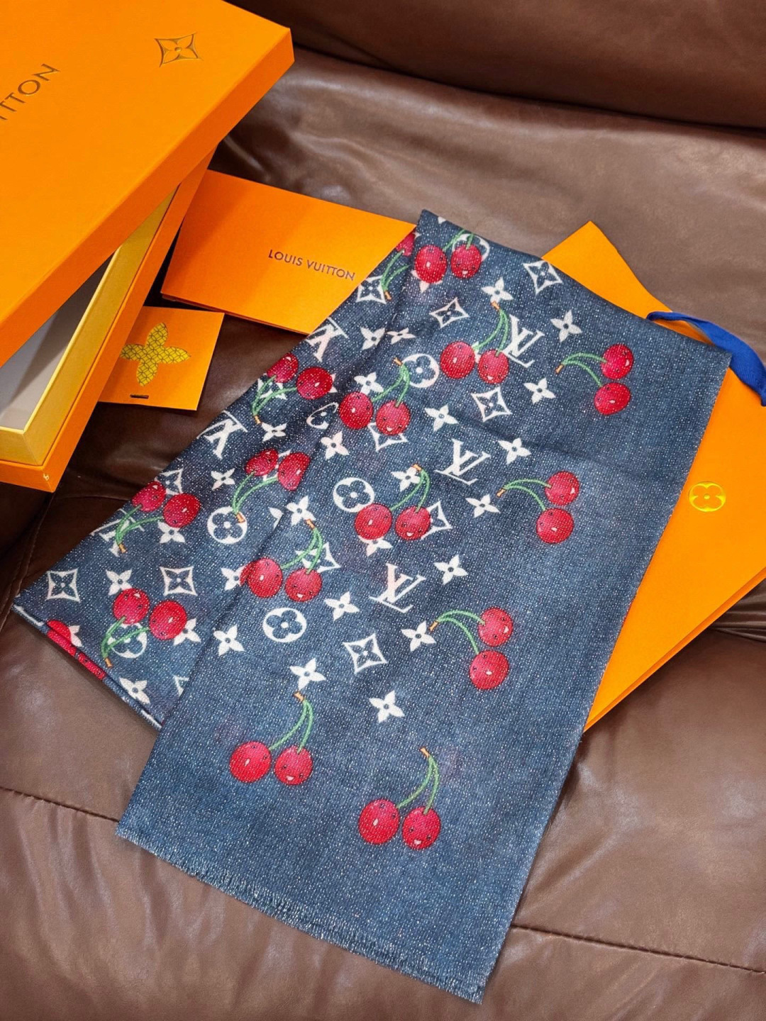 上新 会发光发亮的围巾💕 。新款樱桃LV羊绒方巾 LV x TM Monogram Cerise 出自路