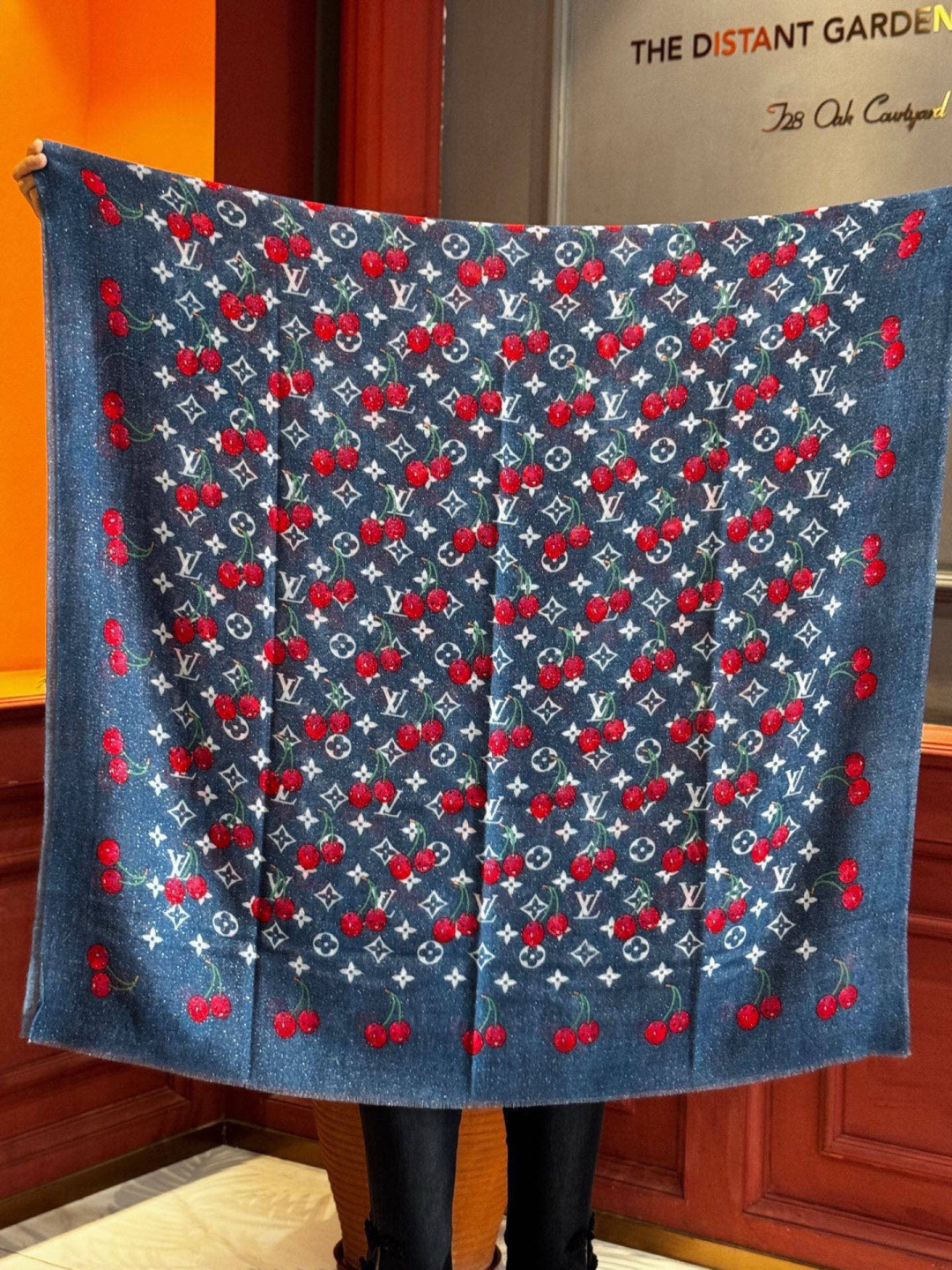 上新 会发光发亮的围巾💕 。新款樱桃LV羊绒方巾 LV x TM Monogram Cerise 出自路