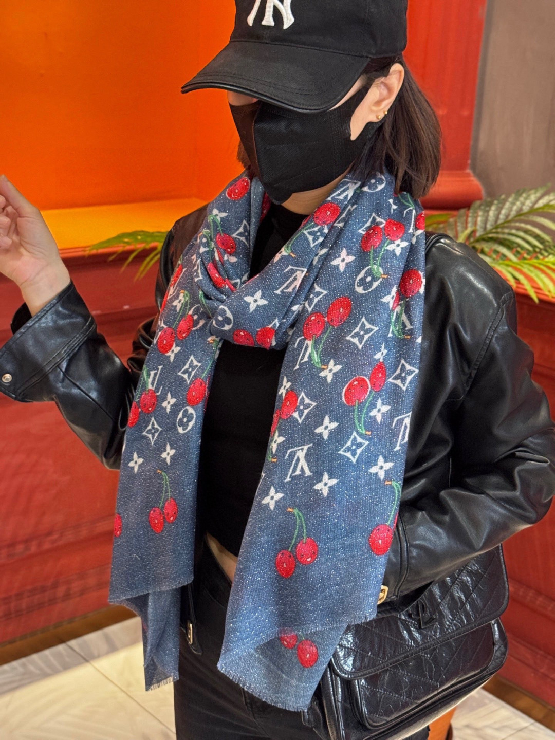 上新 会发光发亮的围巾💕 。新款樱桃LV羊绒方巾 LV x TM Monogram Cerise 出自路