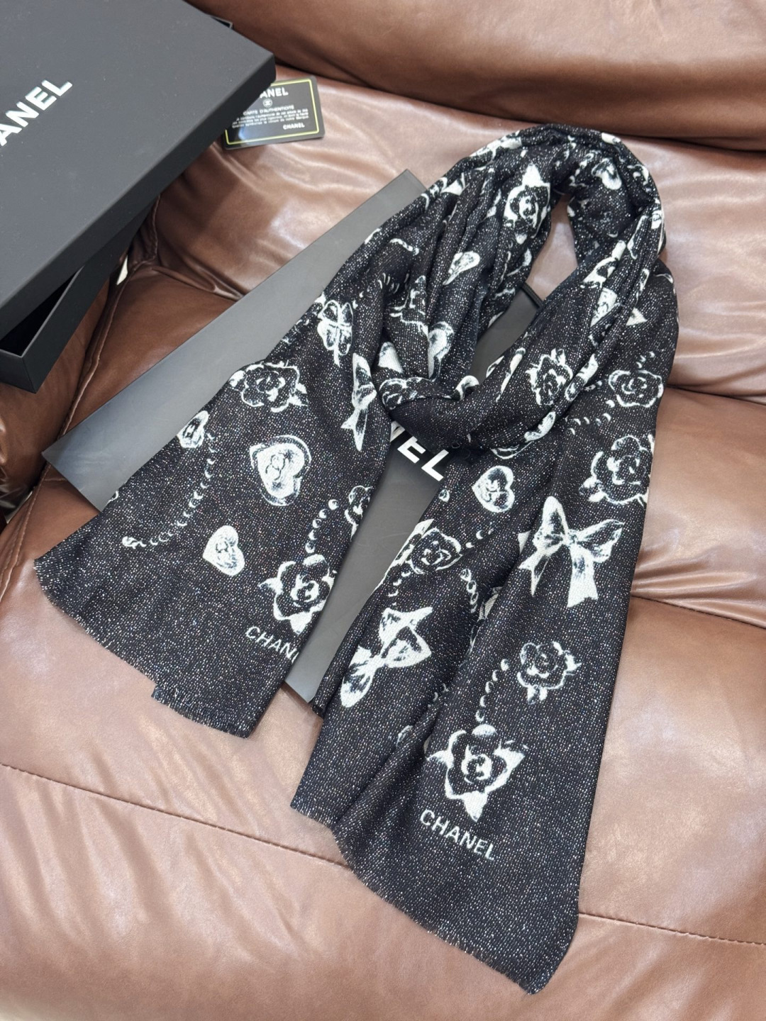 Chanel ~25秋冬新品～【爱心珍珠四叶草】【会发光发亮的围巾】这款经典单品展现强大而迷人的女性魅力