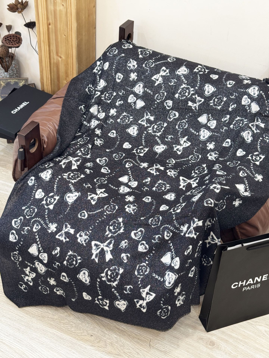 Chanel ~25秋冬新品～【爱心珍珠四叶草】【会发光发亮的围巾】这款经典单品展现强大而迷人的女性魅力