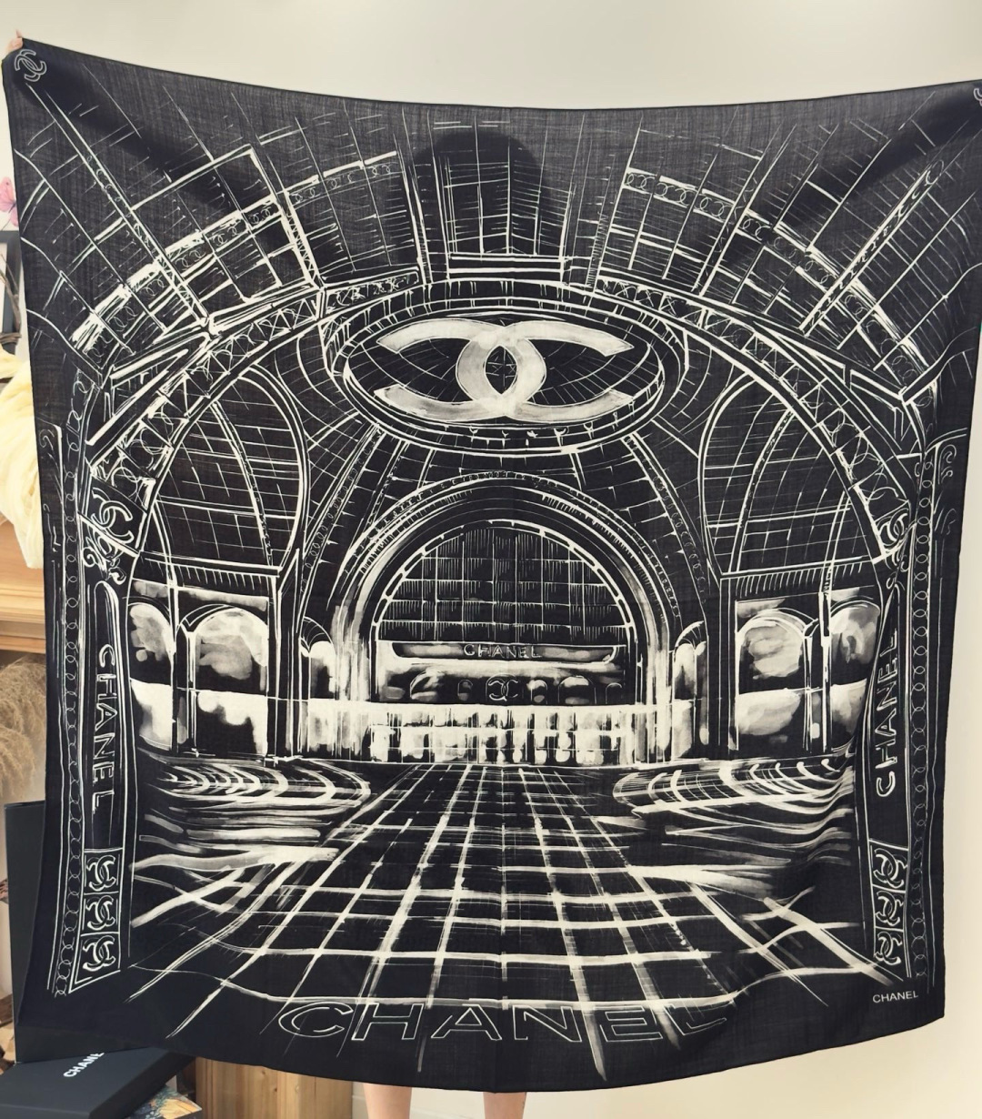 CHANEL ~25秋冬新品【140顶级丝绒双面同色】披肩的图案是巴黎大皇宫中被命名为“Gabriell