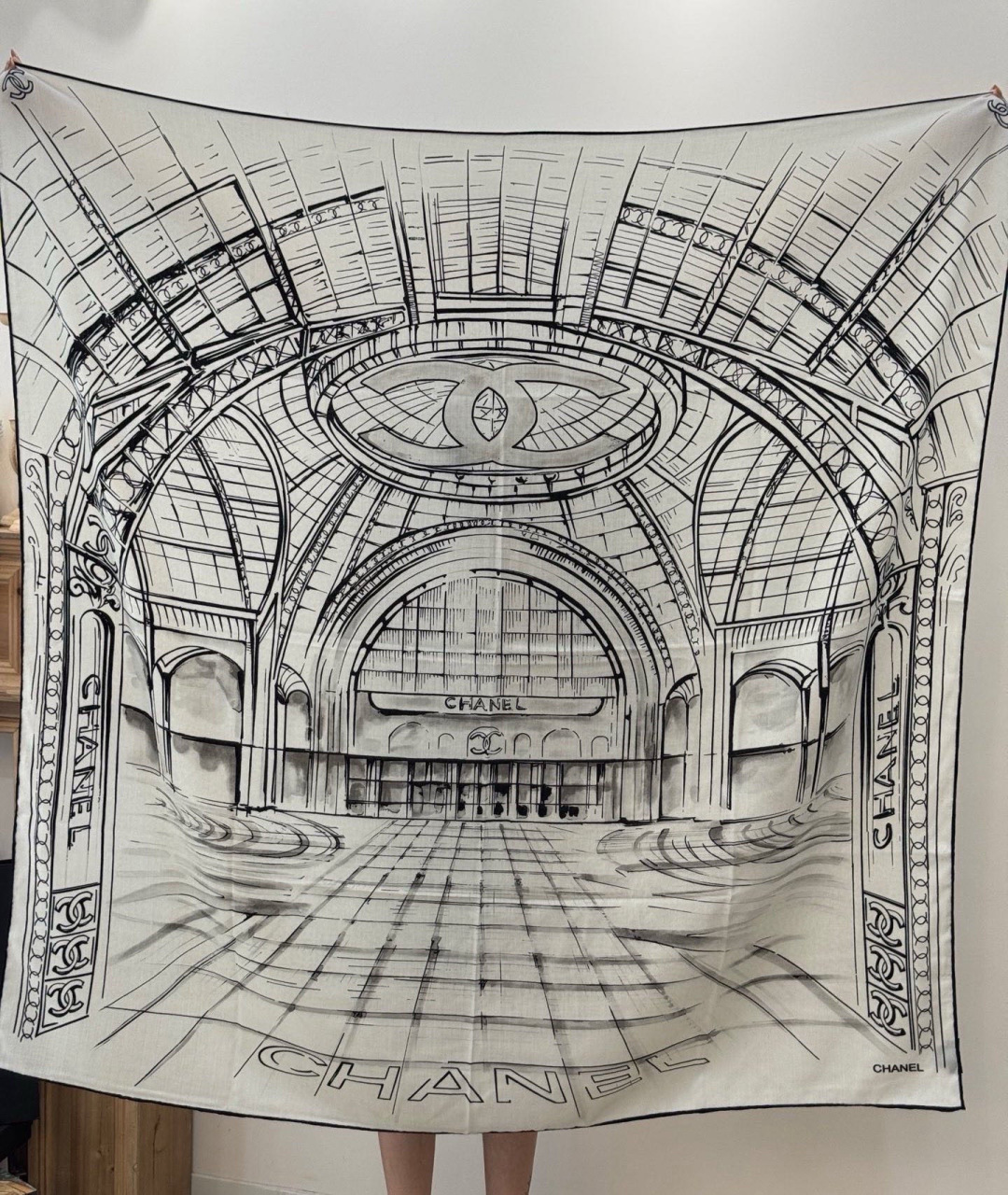 CHANEL ~25秋冬新品【140顶级丝绒双面同色】披肩的图案是巴黎大皇宫中被命名为“Gabriell