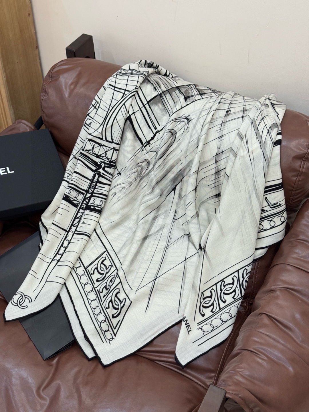 CHANEL ~25秋冬新品【140顶级丝绒双面同色】披肩的图案是巴黎大皇宫中被命名为“Gabriell