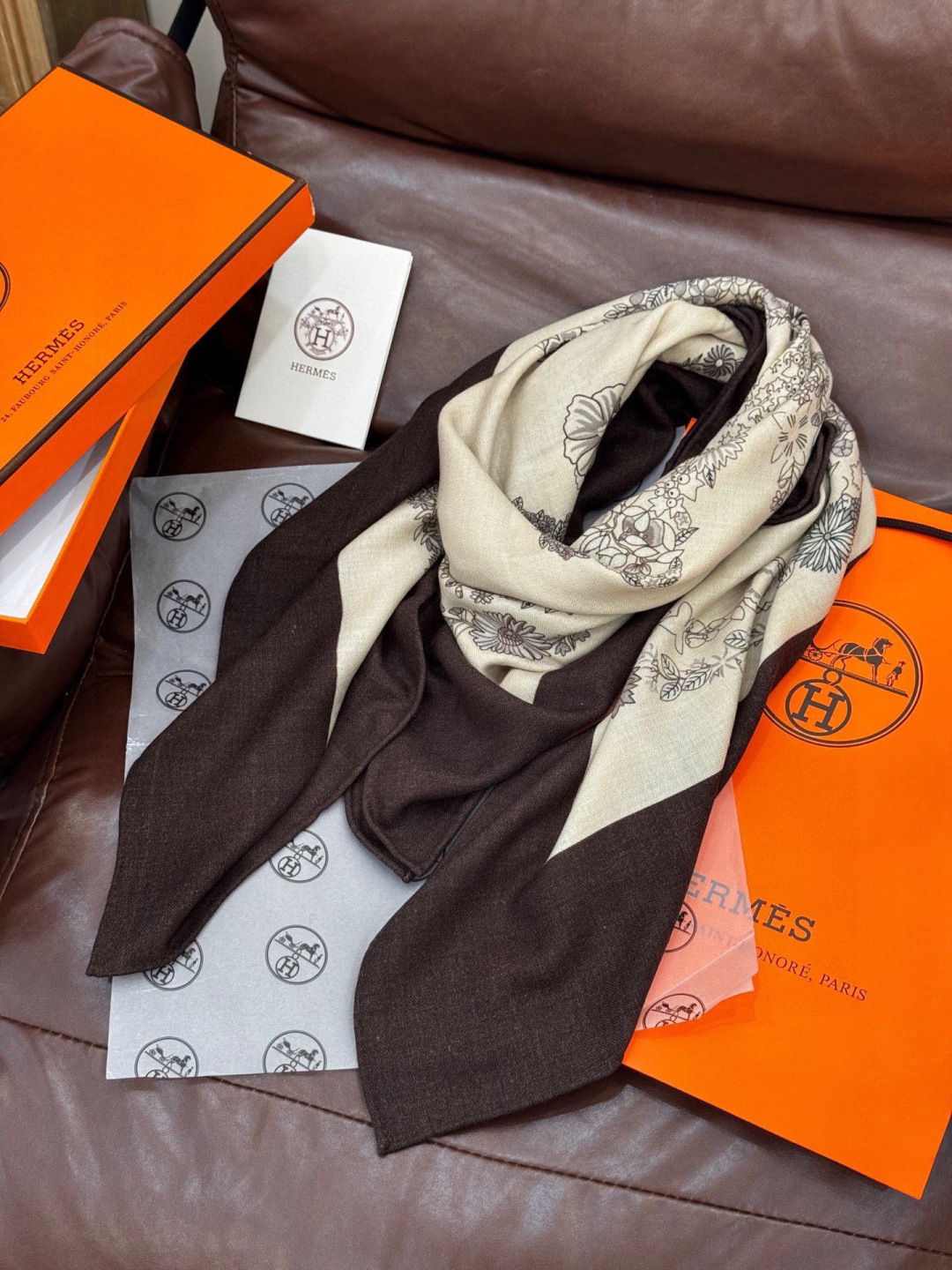 “华丽的缰辔花卉版”140丝绒方巾【140顶级丝绒双面同色披肩】手工卷边丝绒方巾（30%真丝70%羊绒）