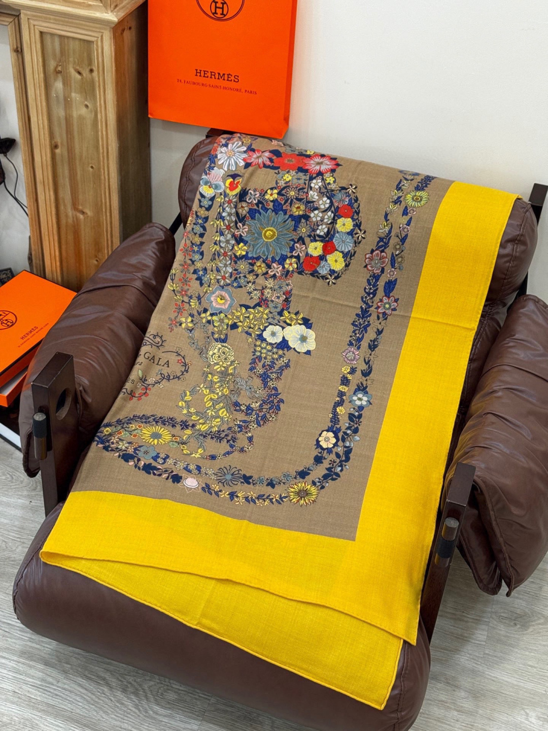 “华丽的缰辔花卉版”140丝绒方巾【140顶级丝绒双面同色披肩】手工卷边丝绒方巾（30%真丝70%羊绒）